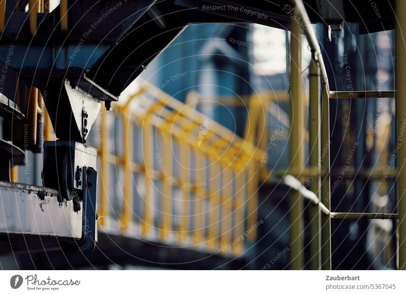 Filmartiger Blick auf Streben und Rohrleitungen auf einer Förderbrücke Movie Abraumförderbrücke F60 Industrie Industriekultur Braunkohle Tagebergbau