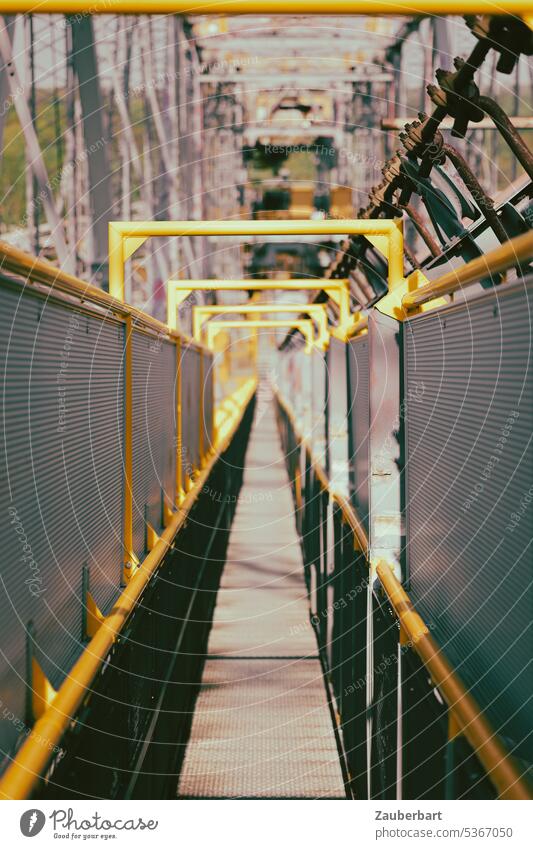 Laufweg und Perspektive durch Streben und Rohrleitungen auf einer Förderbrücke Abraumförderbrücke F60 Industrie Industriekultur Braunkohle Tagebergbau