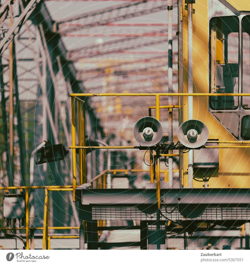Blick auf Streben, Lautsprecher und Rohrleitungen auf einer Förderbrücke Film Movie Ansage Abraumförderbrücke F60 Industrie Industriekultur Braunkohle