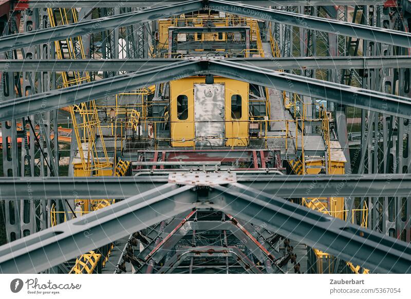 Blick auf Streben und Strukturen auf einer Förderbrücke Abraumförderbrücke F60 Industrie Industriekultur Braunkohle Tagebergbau Energiewirtschaft