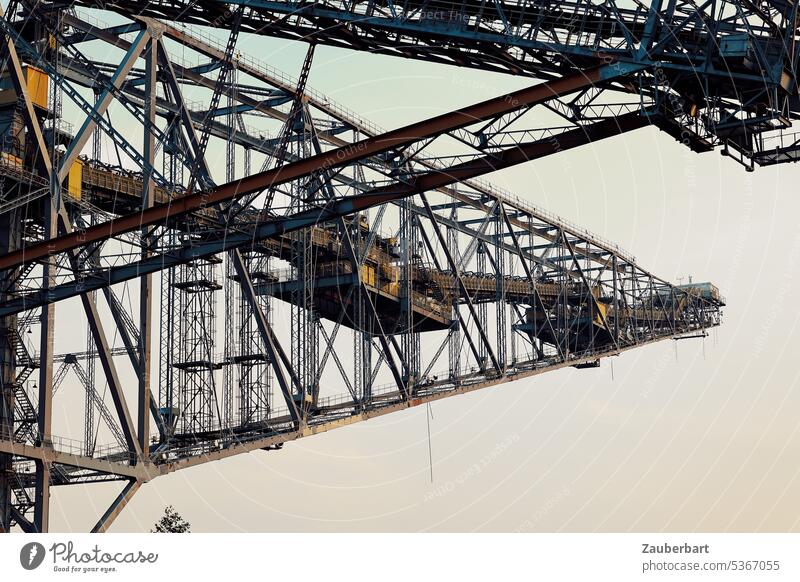 Blick auf Streben und Strukturen des Auslegers einer Förderbrücke Abraumförderbrücke weit groß F60 Industrie Industriekultur Braunkohle Tagebergbau