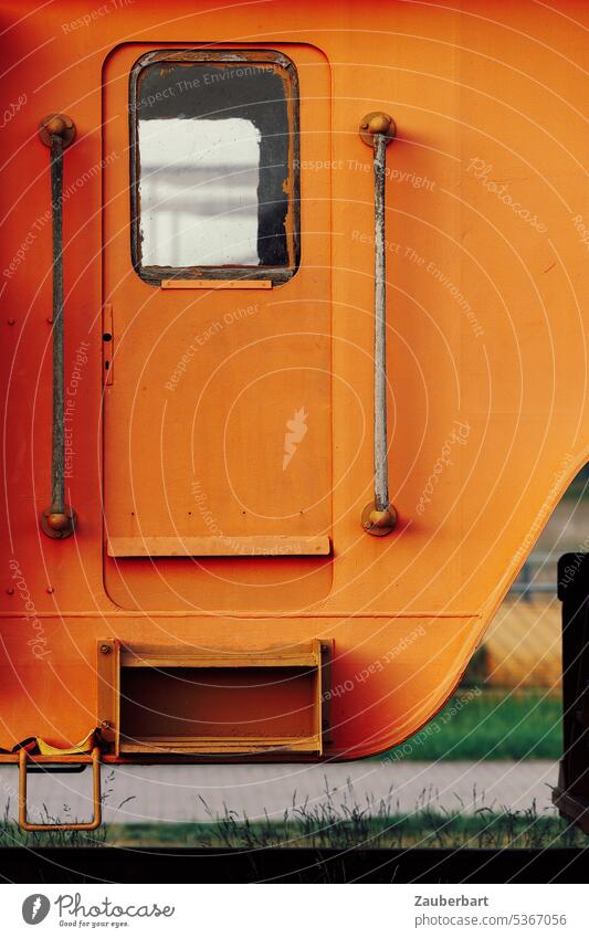 Tür eines Bahnfahrzeugs in orange, Griffstangen, minimalistisch Griffe Formen Strukturen abstrakt industrie Industriedenkmal einstieg ausstieg verspätung