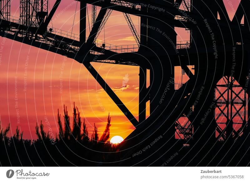 Sonnenuntergang hinter einer Förderbrücke Abraumförderbrücke F60 Industrie Abendsonne Industriekultur Braunkohle Tagebergbau Energiewirtschaft