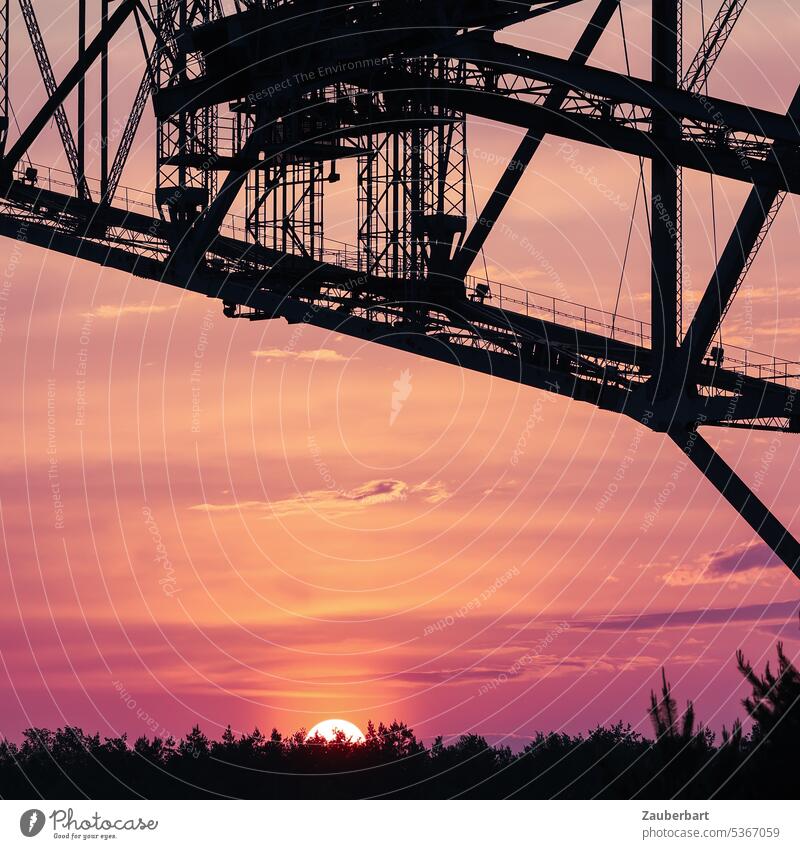 Sonnenuntergang hinter einer Förderbrücke Abraumförderbrücke F60 Industrie Abendsonne Industriekultur Braunkohle Tagebergbau Energiewirtschaft