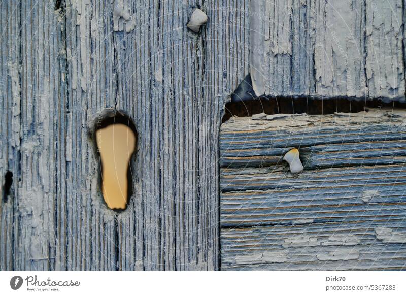 Blick durch's Schlüsselloch an einer alten Holztür Tür blau Eingang geschlossen Eingangstür Menschenleer Strukturen & Formen Farbfoto Detailaufnahme
