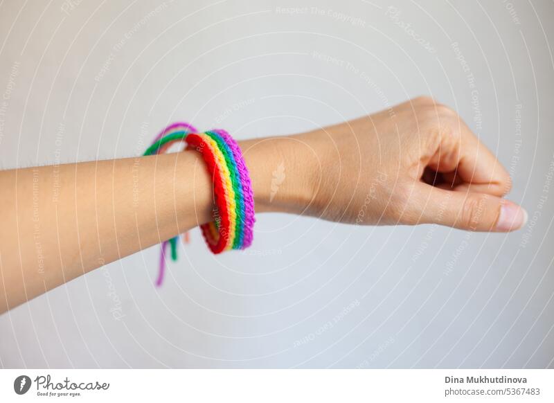 Hand hält Regenbogen häkeln handgemachte Armband. Feiern Stolz Monat mit Symbol Farben der lgbt abstrakt Kunst Hintergrund Business farbenfroh Konzept gemütlich