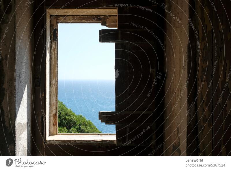 Meerblick von einem verlassenen Gebäude an der Küste Portugals verlassenes Gebäude Haus an der Küste Küsten-Inneres Küstenlinie Rahmen Horizont Landschaft Natur