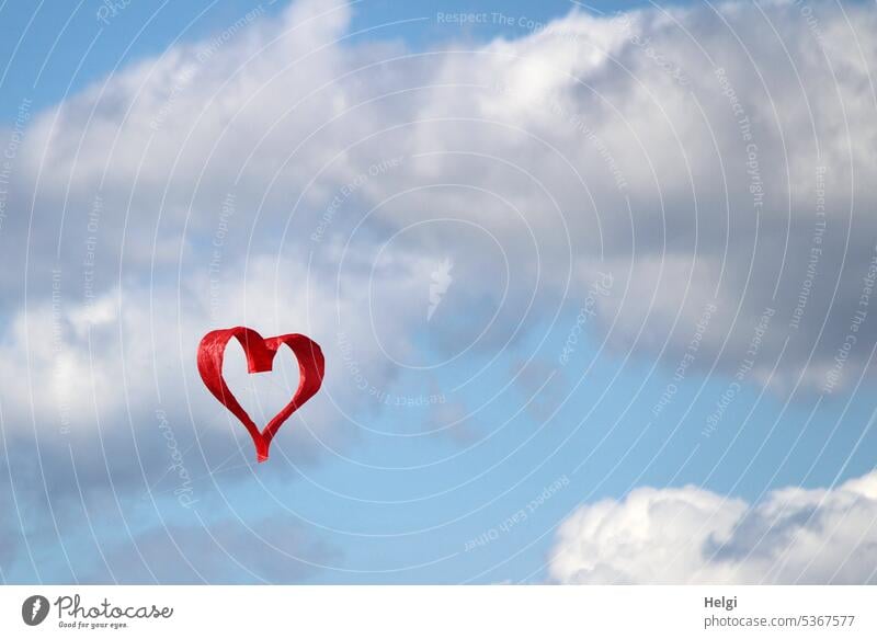 Drachen in Form eines roten Herzens vor blauem Himmel mit Wolken Drachenfest Herzform Liebe herzform Romantik Valentinstag herzförmig Verliebtheit Liebesgruß