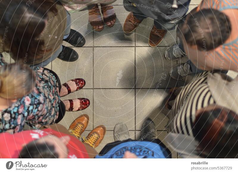 Gruppe von Menschen steht im Kreis von oben betrachtet zusammen beieinander beten besprechen anonym Vogelperspektive Team gemeinsam Teamwork Zusammenhalt