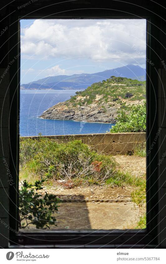 Elba - Blick durch ein altes Fenster hindurch auf die Küste im Südosten Mittelmeer Ginevro Italien Meer Thyrrenisches Meer Toskanischer Archipel Insel Wald Blog