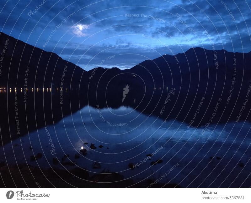 Mond über Kochelsee See Wasser Windstille Idylle Berge u. Gebirge Abend Tourismus Bayern Erholung blau natürlich Seeufer Himmel Nacht Licht Wolken