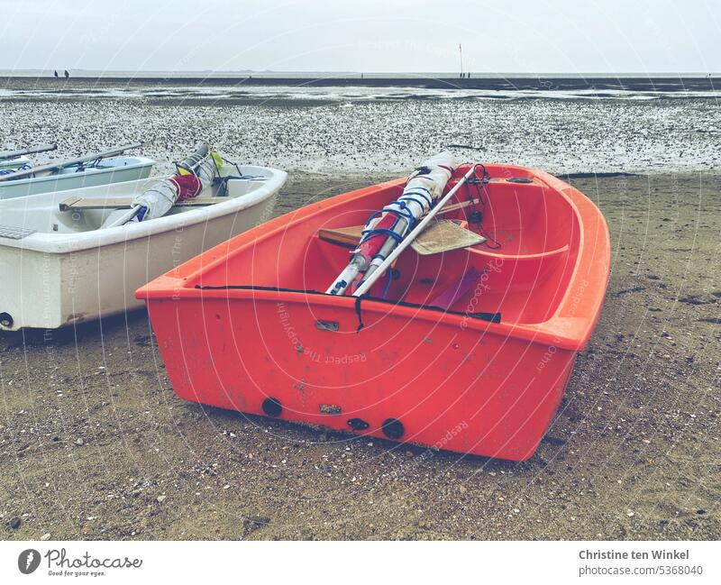 kleine Boote am Nordseestrand bei Niedrigwasser Jolle Optimisten-Jolle Segelschule Meer Sommer Segelboot Himmel Segeln Wolken Horizont Wasser