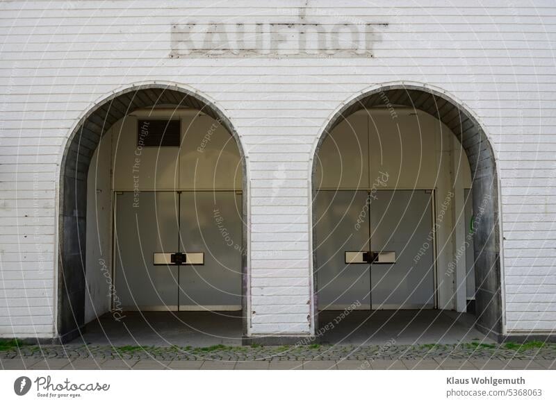 Grau in Grau/ Bild mit Symbolcharakter. Geschlossene Türen einer ehemaligen Kaufhoffiliale geschlossen geschlossene Tür Bauwerk Kaufhaus Gebäude Außenaufnahme