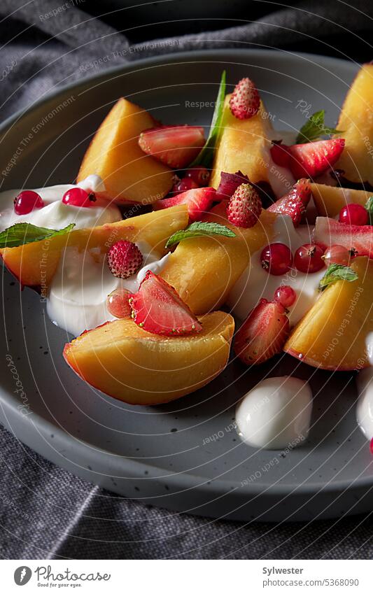 Pfirsiche mit Erdbeeren und Naturjoghurt erdbeeren Früchte Joghurt Dessert Frucht Sommer lecker geschmackvoll Mittagessen Café