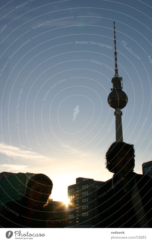 Berlin.Fernsehturm Stil Sonne Mensch Fernsehen Turm Kugel blau Alexanderplatz Sonnenuntergang Sender Berliner Fernsehturm Radio Gegenlicht Farbfoto