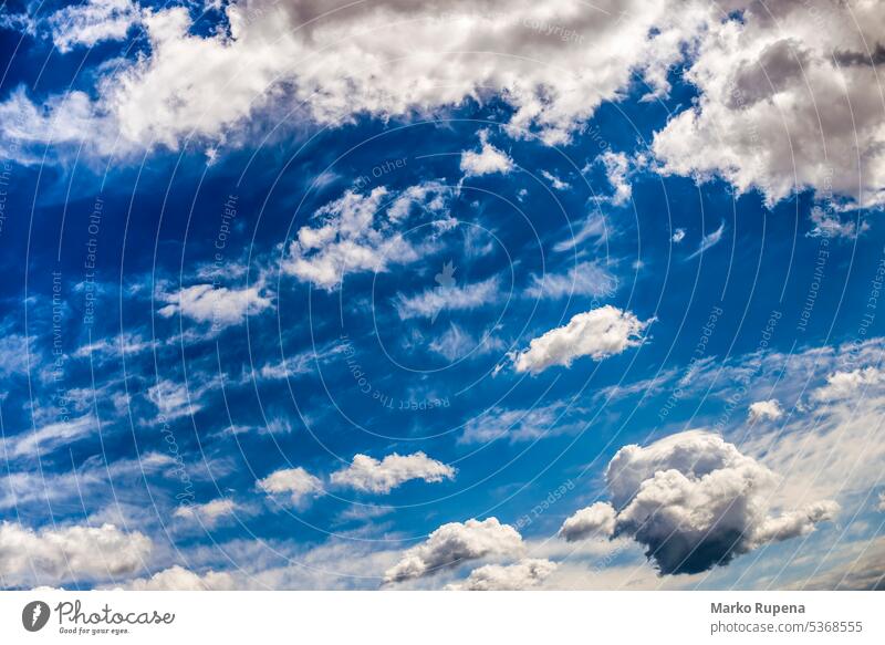 Kumuluswolken über dem Himmel oben Air Atmosphäre Hintergrund schön Schönheit blau hell Sauberkeit Klima Cloud Wolkenlandschaft wolkig Farbe Tag Energie Umwelt