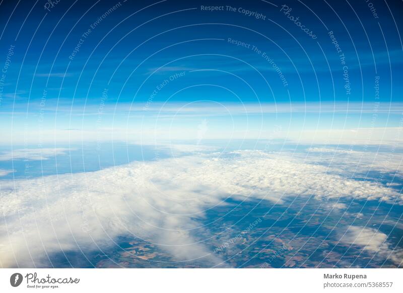 Blick über die Wolken aus dem Flugzeug Cloud Wolkenlandschaft Himmel oben Air Atmosphäre reisen blau hell übersichtlich wolkig Tag Fliege Freiheit