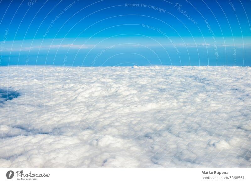 Blick über die Wolken aus dem Flugzeug Cloud über Wolken Air Atmosphäre Hintergrund schön Schönheit blau hell übersichtlich Wolkenlandschaft wolkig Fliege