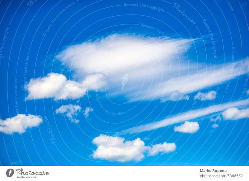 Flauschige Wolken am azurblauen Himmel Meteorologie fluffig Cloud Natur Sommer Hintergrund Wetter Tag Himmel (Jenseits) pulsierend Licht wolkig Air schön Farbe