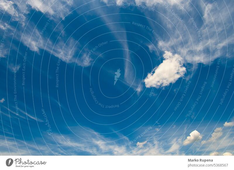 Zarte Federzirruswolken Wolken Himmel blau Hintergrund Cirrus wispy schön weiß Wetter hoch Natur übersichtlich Ansicht Licht wolkig im Freien Tage