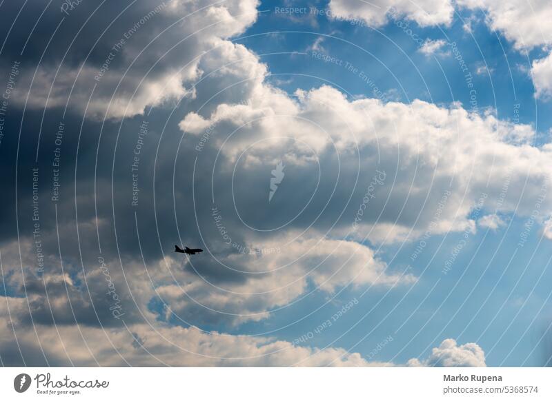 Kleine Silhouette eines fliegenden Flugzeugs Tourismus Wolken blau Air Himmel Transport reisen Business Düsenflugzeug Luftverkehr Ebene Ausflug Motor