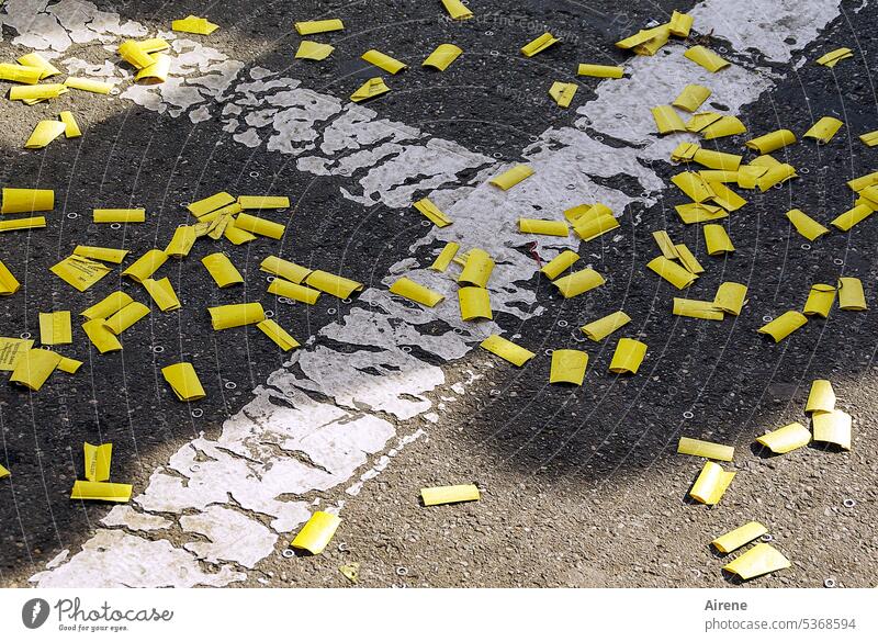 nicht das große Los gezogen Glücksspiel grau Abfall Nieten Pech Lose gelb Papier Gewinnspiel Müll Straßenmarkierung Linie Straßenbelag Straßenpflaster weiß