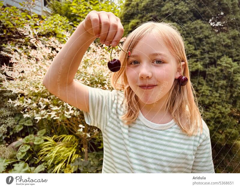Kind hält jetzt nur noch eine Kirsche in der Hand Kirschen Sommer Ernte Frucht naschen Kindheit Freude rot reif Natur Garten Lebensmittel süß Essen Lächeln