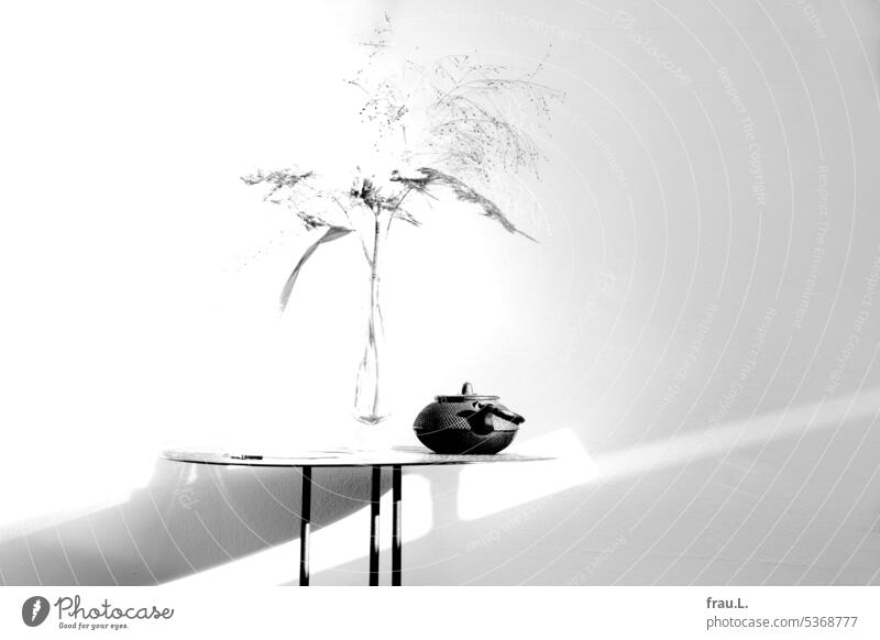 Überbelichtetes Tischen mit Teekanne Gräser Dekoration Blüte Blumenstrauß Vase Zimmer ZimmerSonnenlicht