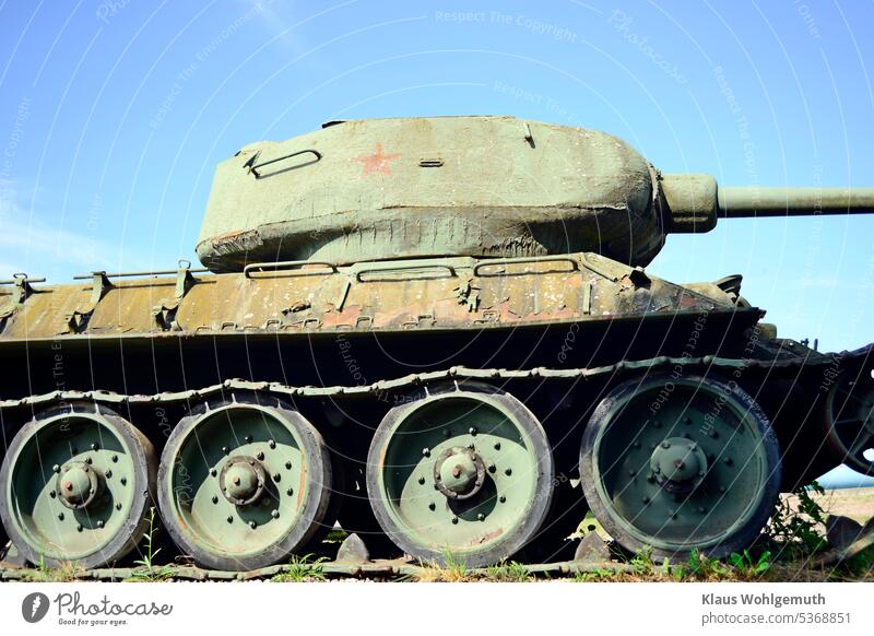 Ein alter T34 der russischen Armee harrt am Rand eines Schrottplatzes der Dinge die da kommen Panzer Panzerung t34 Panzerkette Laufrolle Stern roter Stern