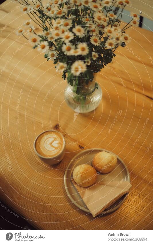 Kaffee und Blumen auf dem Tisch Vase Blumenstrauß Natur Stillleben Dekoration & Verzierung Frühling gelb Glas Pflanze Blüte Farbe heimwärts geblümt grün