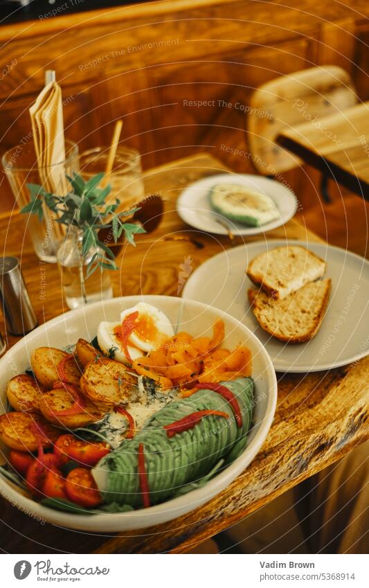 gegrillte Kartoffel mit Gemüse Lebensmittel Tisch Abendessen Mahlzeit Salatbeilage Restaurant Teller Speise Feinschmecker Mittagessen Fisch Büffet Fleisch