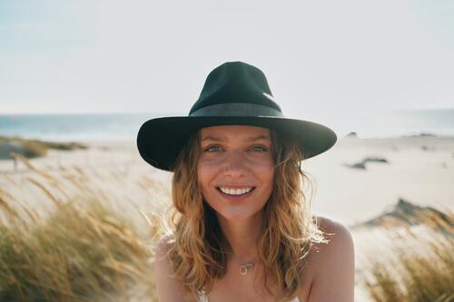 Porträt einer Frau mit Hut Strand Mädchen MEER Sommer Urlaub Wasser Schönheit Sonne reisen Menschen Meer Körper Sand Freizeit Feiertag Mode tropisch Lifestyle