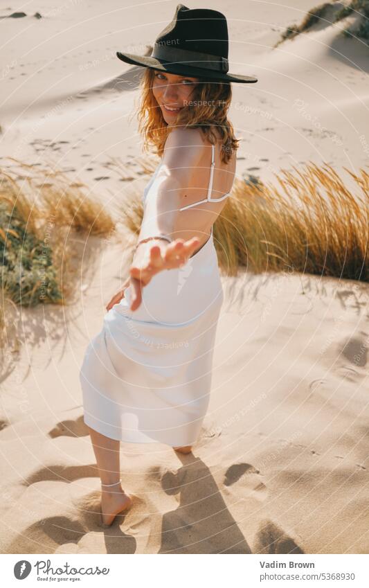 Porträt einer Frau mit Hut Strand Mädchen MEER Sommer Urlaub Wasser Schönheit Sonne reisen Menschen Meer Körper Sand Freizeit Feiertag Mode tropisch Lifestyle