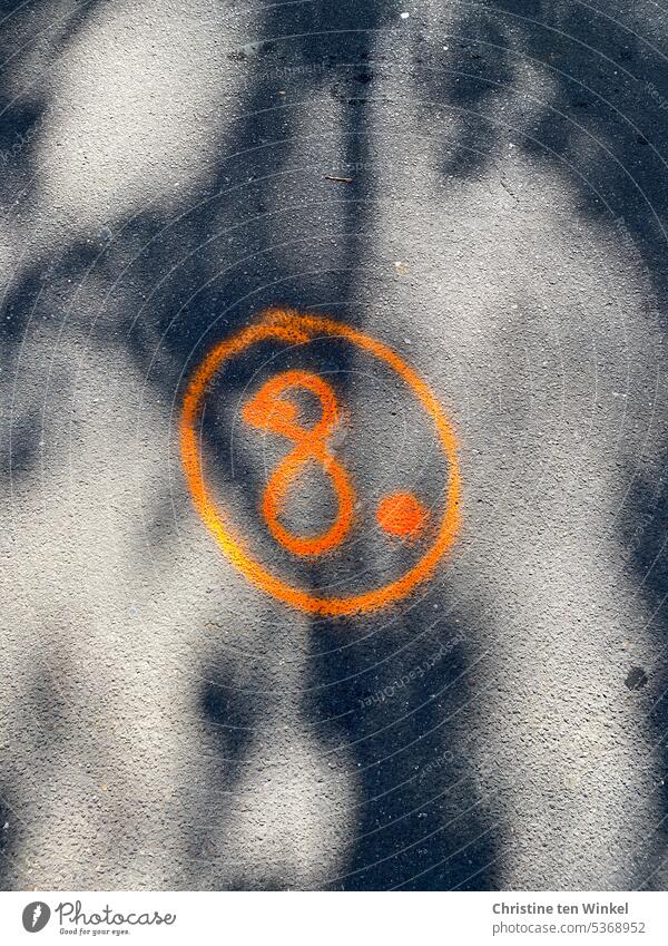 8. Acht Zahl Achtpunkt Kreis eingekreist Asphalt Zeichen orange orangefarben Ziffern & Zahlen Licht und Schatten Sonnenlicht Schilder & Markierungen