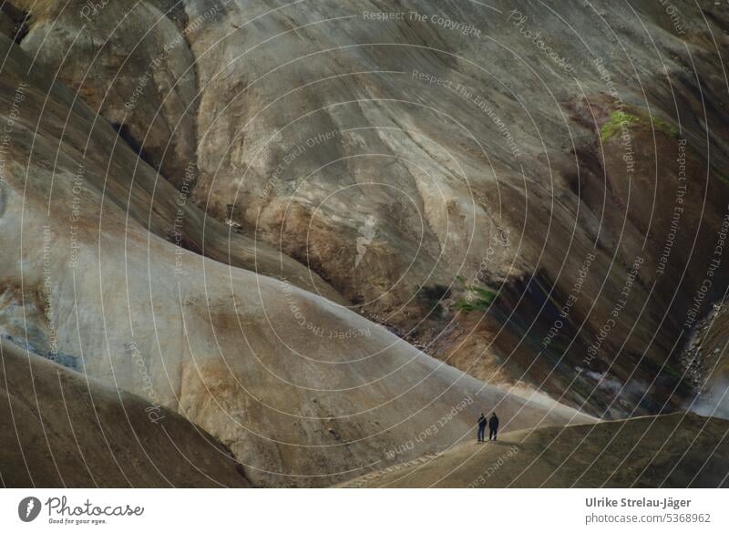 Island | Wege und Pfade |kleine Menschen in großer Landschaft Wanderer einsam vulkanische Landschaft aktiv heiss und kalt Wanderung Natur Fußspuren bergig beige