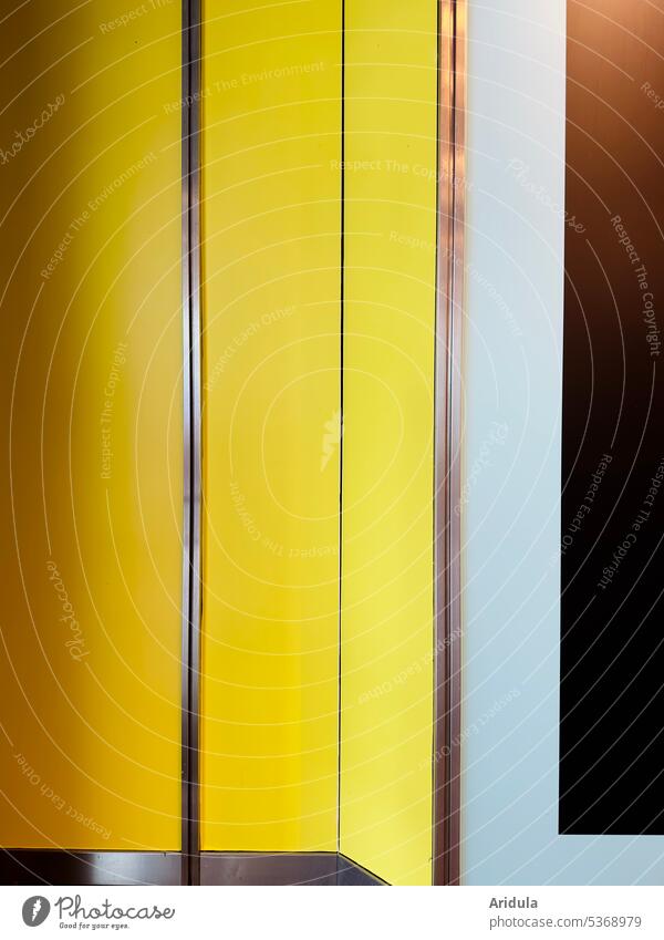 Gelbe Fahrstuhltür Wand Architektur Gebäude Haus Licht clean Spiegelung Kontrast Reflexion & Spiegelung Kaufhaus Aufzug abstrakt