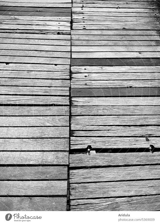grau in grau | Holzsteg s/w Steg Holzlatten Wasser Grautöne Strukturen & Formen Wege & Pfade See Brücke Holzbrett Spalte