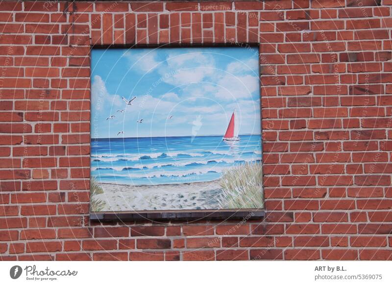 an der Aussenwand angebrachtes gemaltes Bild mauer haus häuserwand gemälde malerei see segelboot schiff strand dünengras sand wolken himmel vögel möwen