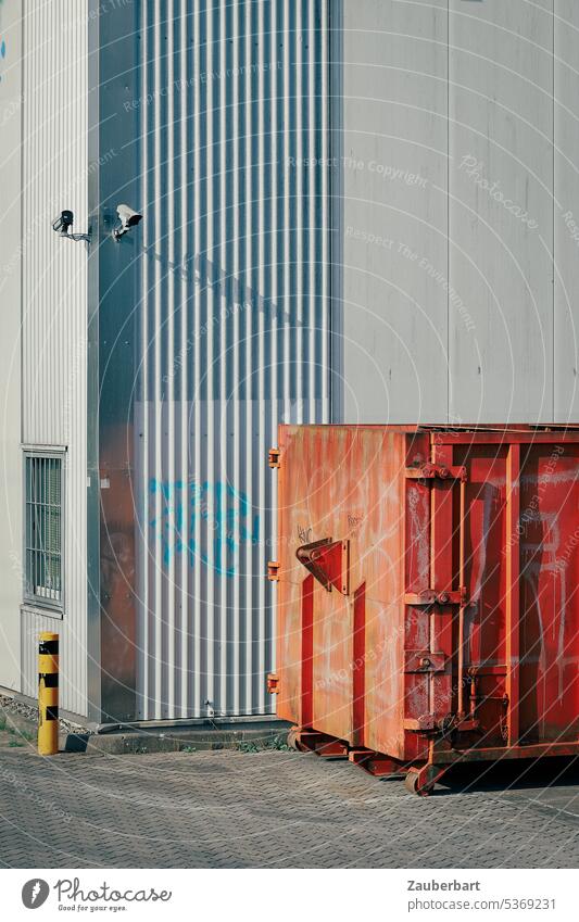Container vor Fassade einer Lagerhalle, Streiflicht, Kameras rot Industriegebiet grau Streifen Überwachung Video Videoüberwachung Parkplatz Beton Topographie