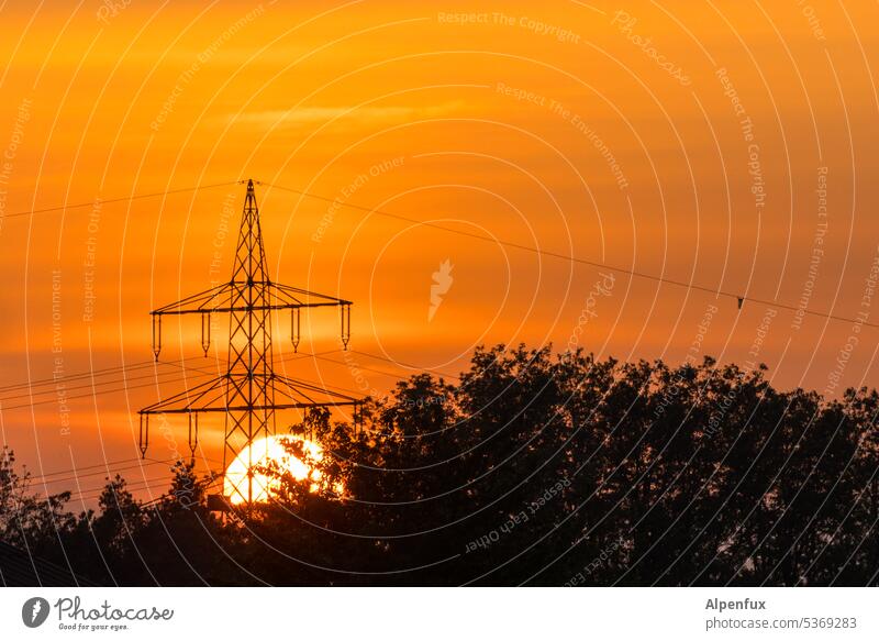 Energie am Abend Strommast Sonnenuntergang Himmel Energiewirtschaft Wolken Dämmerung Farbfoto Hochspannungsleitung Außenaufnahme Elektrizität Sonnenaufgang