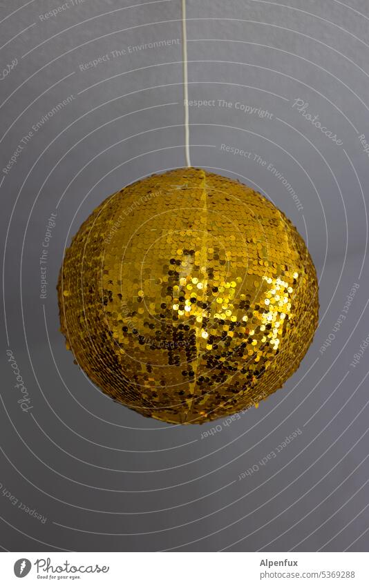 goldene Kugel Farbfoto Ball rund glänzend goldig Dekoration & Verzierung Feste & Feiern Party Pailletten hängen