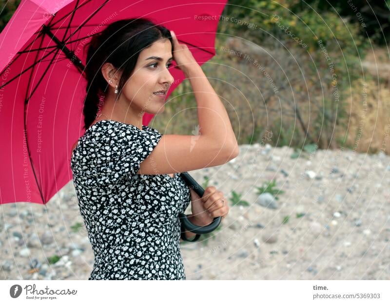 Frau mit rotem Schirm am Strand Kleid dunkelhaarig langhaarig Sand Kies Ufer Portrait Profil feminin Sonnenschutz halten weiblich Steilufer Ostsee