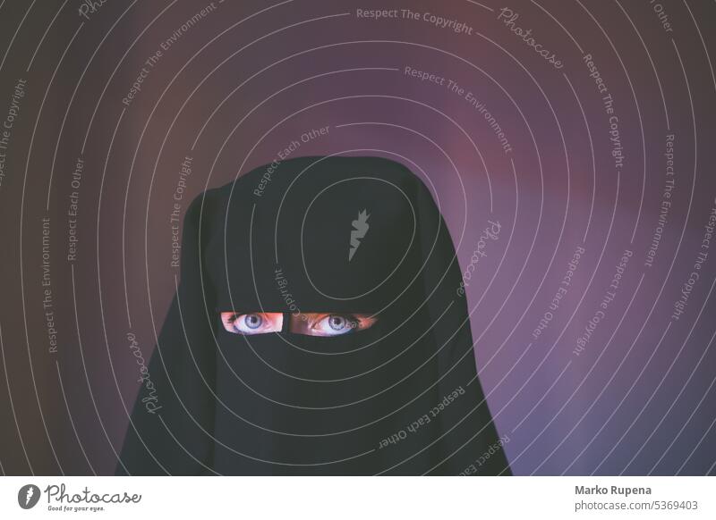 Arabische Frau mit schwarzem Niqab im Gesicht Schal Imkerschleier Kopftuch nahöstliche Ethnie arabische Frau marokkanische Frau Muslime bescheidene Kleidung