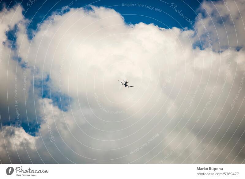 Flugzeug fliegen mit Wolken im Hintergrund Fluggerät Verkehrsflugzeug Luftverkehr blau Business Cloud Wolkenlandschaft Kumulus Abheben Fliege hoch Düsenflugzeug