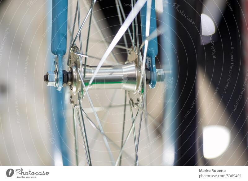 Nahaufnahme einer blauen Rennradachse (Fahrradspindel) mit unscharfem Hintergrund Achse Spindel Rad Metall Zyklus Stahl Ausrüstung Ständer Schacht Leichtmetall