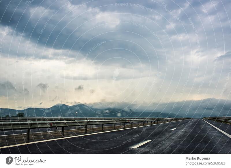Autobahn durch Rumänien Straße reisen leer Ausflug Nirgendwo Reise bedeckt regnet Feiertag im Freien Entfernung Landschaft Feld Transport Asphalt wolkig Himmel