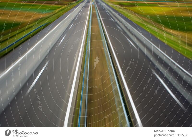 Zoom-Effekt auf eine moderne leere Autobahn, die durch Felder führt Fahrspuren Transport Straße Bewegung Geschwindigkeit Zoomeffekt reisen Unschärfe Fernstraße