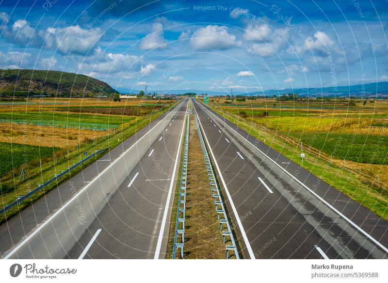 Moderne leere Autobahn, die durch Felder führt Fahrspuren Transport Straße Bewegung Geschwindigkeit Zoomeffekt reisen Unschärfe Fernstraße schnell