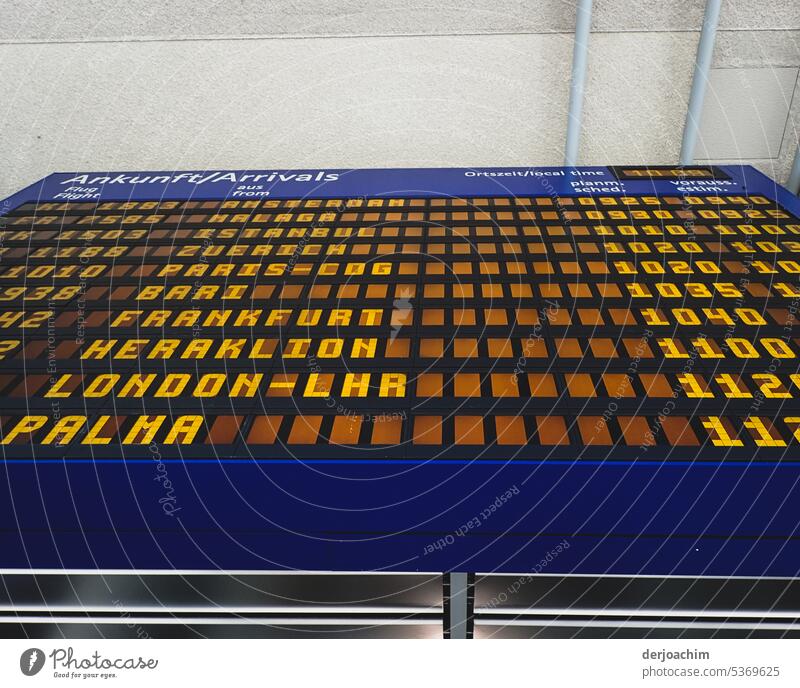Anzeige Tafel im Flughafen. Ankunft . Anzeigetafel Detailaufnahme Menschenleer Technik & Technologie Gedeckte Farben Nahaufnahme Farbfoto Kunstlicht
