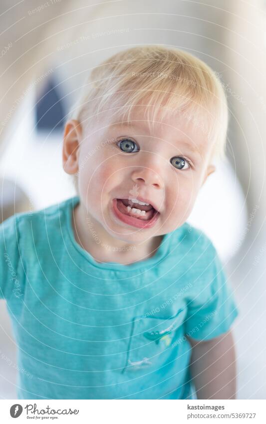Porträt der niedlichen kleinen Säugling Baby Junge Kind spielt auf Spielplatz im Freien. Kleinkind spielt auf Schule oder Kindergarten Hof Sliden Kindheit